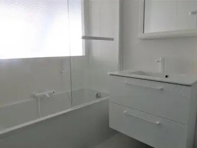 Salle de bains dans l'établissement Maison pieds dans l'eau à Trébeurden avec jardin et terrasse - FR-1-368-469