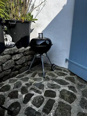 Barbecue disponible mis à disposition des clients de la maison de vacances