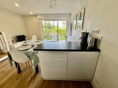 Cuisine ou kitchenette dans l'établissement L'esprit vacances-T3 à Port La Forêt