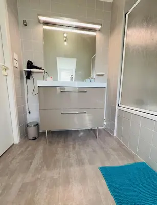 Salle de bains dans l'établissement L'esprit vacances-T3 à Port La Forêt