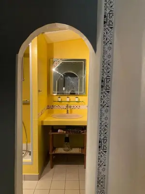 Salle de bains dans l'établissement Maison spacieuse Lesconil, au calme 700 m des plages