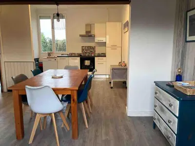 Cuisine ou kitchenette dans l'établissement Maison spacieuse Lesconil, au calme 700 m des plages
