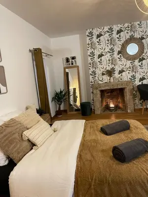 Un ou plusieurs lits dans un hébergement de l'établissement Cozy & Stylish, hyper center