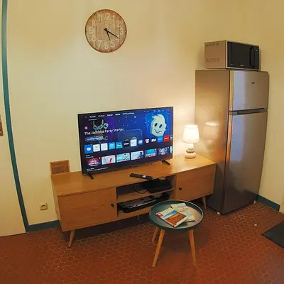 Télévision ou salle de divertissement dans l'établissement Ti Billig 100 m de la plage avec WiFi
