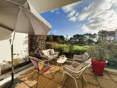 Jardin de l'établissement Bénodet: Appartement spacieux proche plage avec terrasse et parking sécurisé - FR-1-481-184