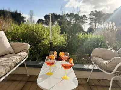 Boissons dans l'établissement Bénodet: Appartement spacieux proche plage avec terrasse et parking sécurisé - FR-1-481-184