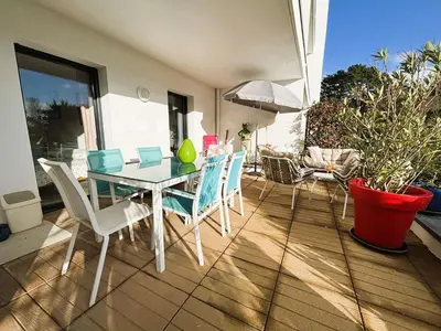 Balcon ou terrasse dans l'établissement Bénodet: Appartement spacieux proche plage avec terrasse et parking sécurisé - FR-1-481-184