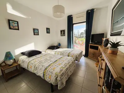 Télévision ou salle de divertissement dans l'établissement Bénodet: Appartement spacieux proche plage avec terrasse et parking sécurisé - FR-1-481-184