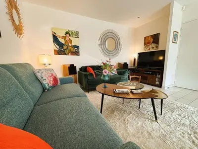 Coin salon dans l'établissement Bénodet: Appartement spacieux proche plage avec terrasse et parking sécurisé - FR-1-481-184