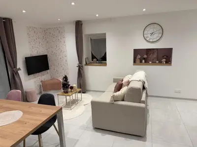 Télévision ou salle de divertissement dans l'établissement Murmure de rose