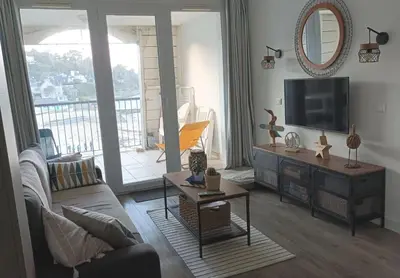 Télévision ou salle de divertissement dans l'établissement Nouveau appartement cosy vue mer