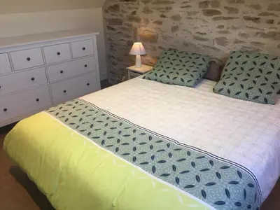 Un ou plusieurs lits dans un hébergement de l'établissement Charmant gîte entre terre et mer
