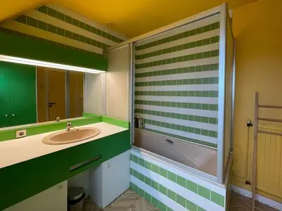 Salle de bains dans l'établissement Maison rénovée avec charme, proche des plages