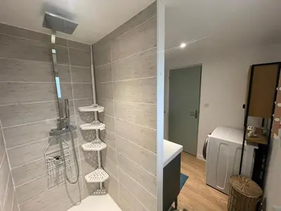 Salle de bains dans l'établissement Maison rénovée avec charme, proche des plages