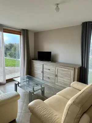 Télévision ou salle de divertissement dans l'établissement Maison proche des plages