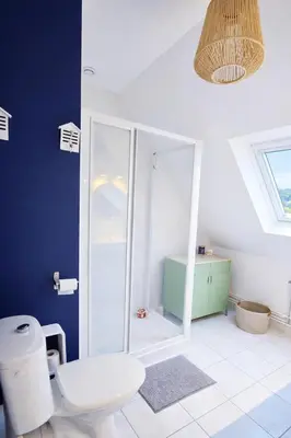 Un ou plusieurs lits dans un hébergement de l'établissement Maison Cosy avec terrasse, parking, proche mer et GR34