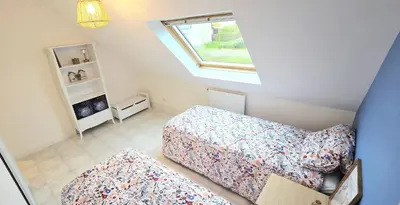 Un ou plusieurs lits dans un hébergement de l'établissement Maison Cosy avec terrasse, parking, proche mer et GR34