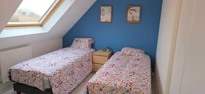 Un ou plusieurs lits dans un hébergement de l'établissement Maison Cosy avec terrasse, parking, proche mer et GR34