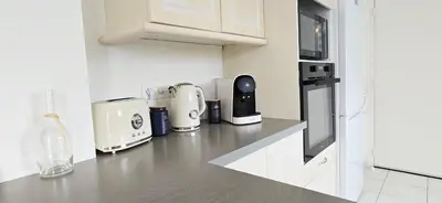 Cuisine ou kitchenette dans l'établissement Maison Cosy avec terrasse, parking, proche mer et GR34