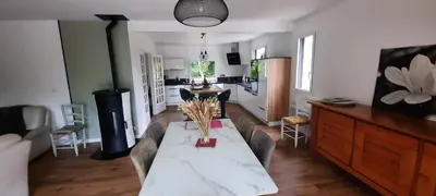 Cuisine ou kitchenette dans l'établissement Maison aux portes de la ville