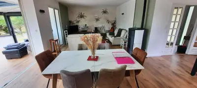 Coin salon dans l'établissement Maison aux portes de la ville