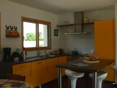 Cuisine ou kitchenette dans l'établissement Maison proche de la mer