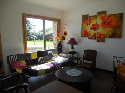 Coin salon dans l'établissement Maison proche de la mer