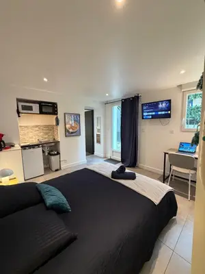 Télévision ou salle de divertissement dans l'établissement Location Studio Kergaradec 500m Tramway