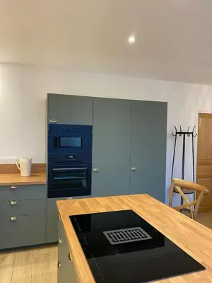 Cuisine ou kitchenette dans l'établissement Grande maison à 400 m de la mer