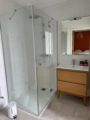 Salle de bains dans l'établissement Grande maison à 400 m de la mer