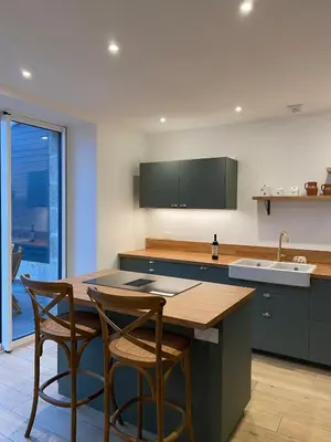 Cuisine ou kitchenette dans l'établissement Grande maison à 400 m de la mer