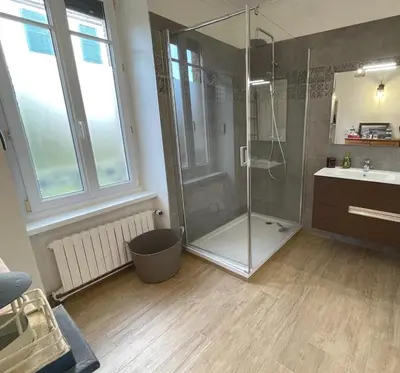 Salle de bains dans l'établissement Nouveau Maison quartier calme- jardin