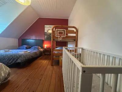 Un ou plusieurs lits dans un hébergement de l'établissement Maison familiale avec tennis privé et jardin