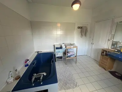 Cuisine ou kitchenette dans l'établissement Maison familiale avec tennis privé et jardin