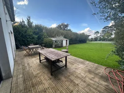 Jardin de l'établissement Maison familiale avec tennis privé et jardin