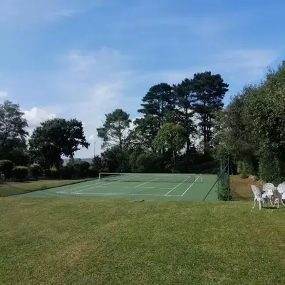 Maison familiale avec tennis privé et jardin