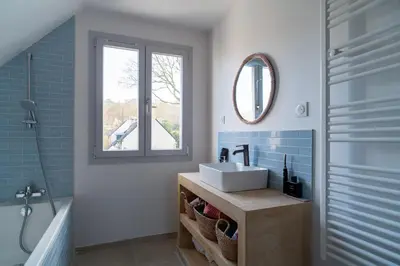 Salle de bains dans l'établissement Ty Yseult - Maison Bretonne avec Jardin