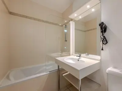 Salle de bains dans l'établissement D de Bertheaume N105 2P4