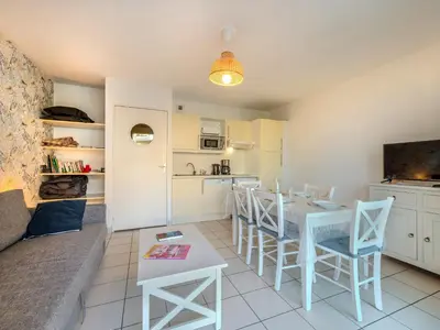 Cuisine ou kitchenette dans l'établissement D de Bertheaume N105 2P4