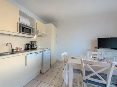 Cuisine ou kitchenette dans l'établissement D de Bertheaume N105 2P4
