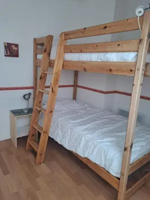 Un ou plusieurs lits dans un hébergement de l'établissement Maison familiale à deux pas des plages et du port