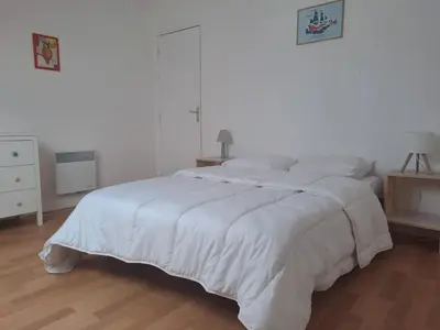 Un ou plusieurs lits dans un hébergement de l'établissement Maison familiale à deux pas des plages et du port