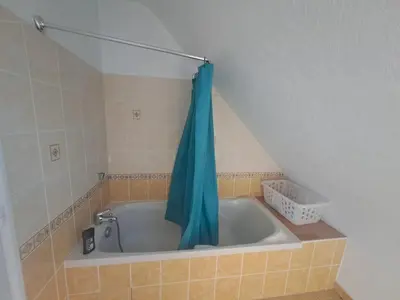 Salle de bains dans l'établissement Maison familiale à deux pas des plages et du port