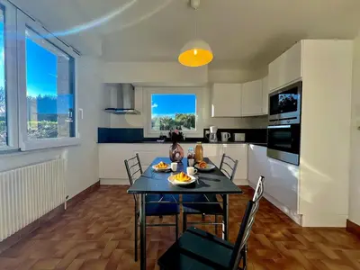Cuisine ou kitchenette dans l'établissement Maison familiale à Beg Meil, plage à 5 min à pied