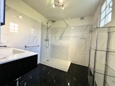 Salle de bains dans l'établissement Maison familiale à Beg Meil, plage à 5 min à pied