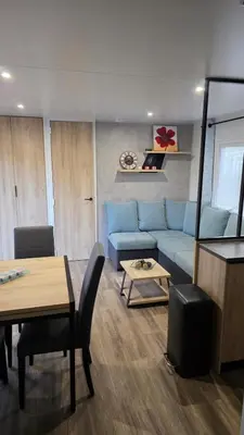 Coin salon dans l'établissement Mobile home 4 a 6 personnes Domaine de Kerlann