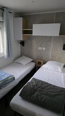 Un ou plusieurs lits dans un hébergement de l'établissement Mobile home 4 a 6 personnes Domaine de Kerlann