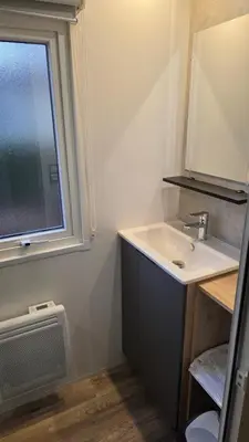 Salle de bains dans l'établissement Mobile home 4 a 6 personnes Domaine de Kerlann