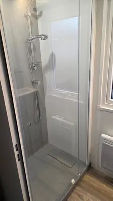 Salle de bains dans l'établissement Mobile home 4 a 6 personnes Domaine de Kerlann