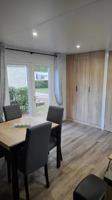 Coin salon dans l'établissement Mobile home 4 a 6 personnes Domaine de Kerlann
